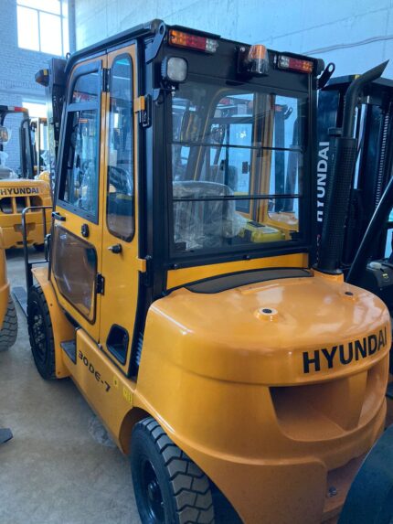Фото 2 - Вилочный погрузчик Hyundai 30LE-7.